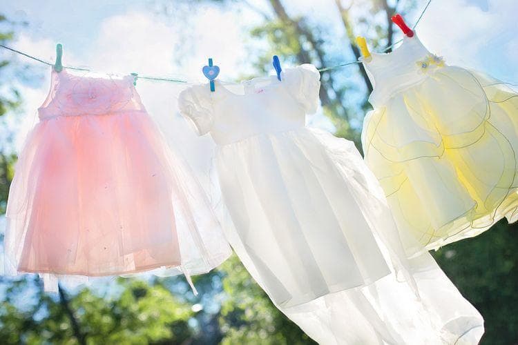Deterjen cair lebih efektif membersihkan baju bayi. (Pixabay/ Jill Wellington)