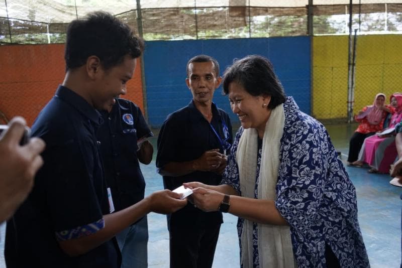 Lestari Moerdijat menyerahkan SIM D gratis kepada perwakilan penyandang disabilitas Kudus. (Doc. Sahabat Lestari)<br>