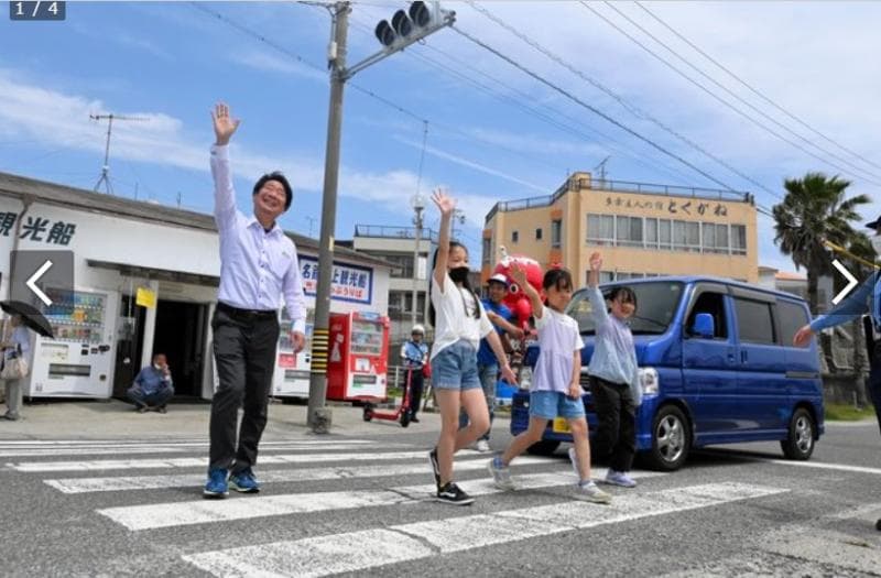Siswa belajar aturan lalu lintas di lampu lalu lintas satu-satunya yang ada di Himakajima. (Ashahi Shimbun/Misato Nara)