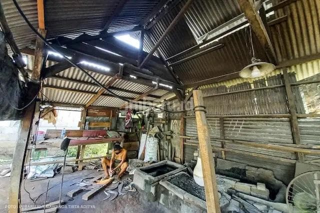 Aneka perkakas dari besi seperti&nbsp;pisau, cangkul, golok, parang, linggis diproduksi di Kampung Pandai Besi. (Inibaru.id/ Triawanda Tirta Aditya)