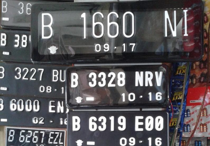 Pelat nomor buatan pedagang pelat dianggap sebagai pelat nomor palsu dan nggak sah. (Jasapembuatanplatmotordanmobil.wordpress)