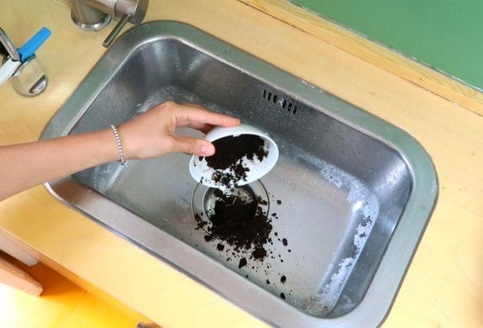 Ampas kopi bisa bikin wastafel pampat. (Mrrooter.ca)