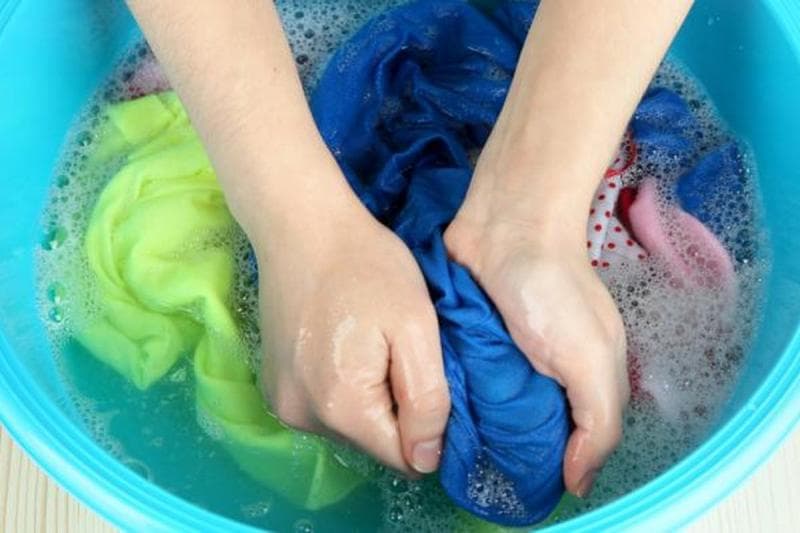 Dalam Bahasa Jawa, mencuci baju bisa disebut dengan ngumbahi, umbah-umbah, atau kumbah saja. (Shutterstock)