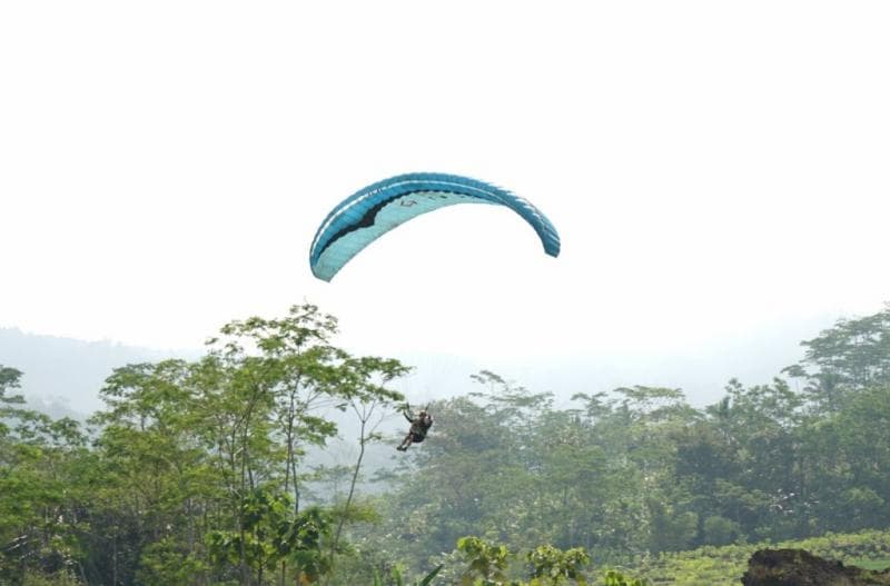 Dengan melibatkan berbagai pihak, bukit ini sangat potensial menjadi lokasi paralayang. (Diskominfo Jateng)