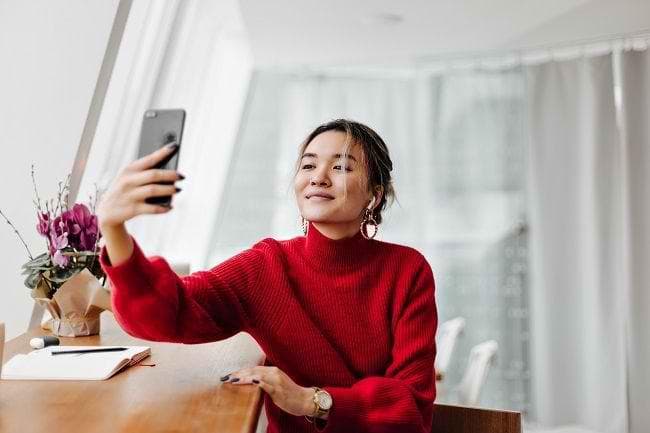 Selfitis, perilaku kecanduan selfie bisa berakibat serius. (via Alodokter)