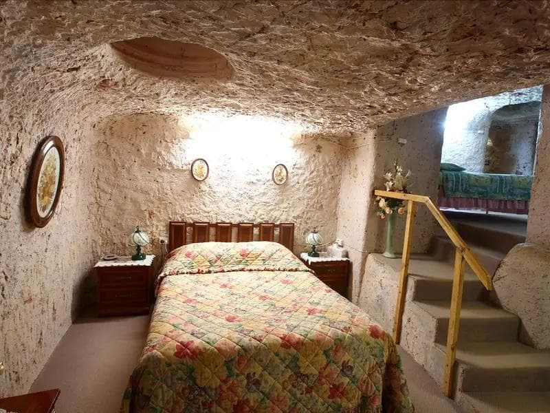 Kamar tidur di rumah bawah tanah yang ada di Coober Pedy. (Getty Images/Mark Kolbe)