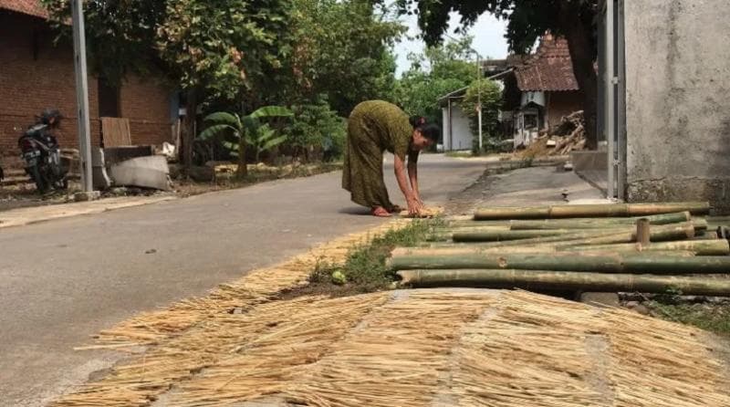 Bonasih saat menjemur tusuk satai yang baru dia garap. (Betanews/Umi Nurfaizah)