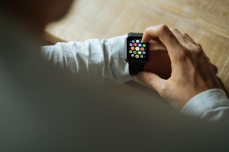 Smartwatch adalah aksesoris yang sedang tren di kalangan masyarakat perkotaan. (Unsplash)