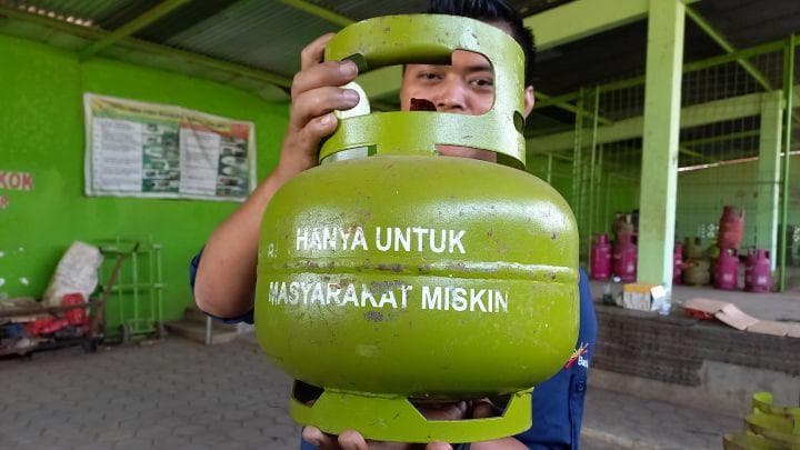 Isi tabung gas elpiji 3 kg dituding berupa air. Ternyata, memang cairan. (Medcom/Rhobi Shani)