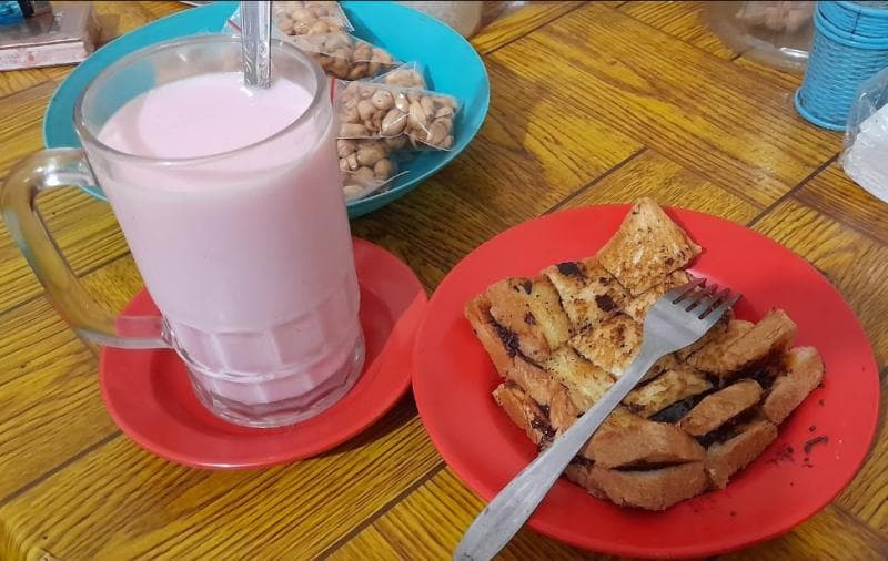 Salah satu menu susu dan camilan di Susu Segar Murni Pak Warto Yogyakarta. (Horego)