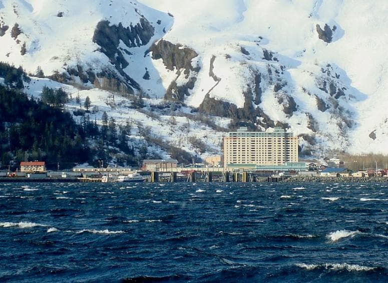 Whittier, Kota yang Semua Warganya Tinggal di Satu Bangunan