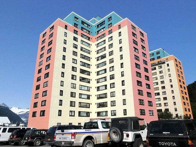 Begich Tower, tempat tinggal warga Whittier. (Flickr/sf-dvs)