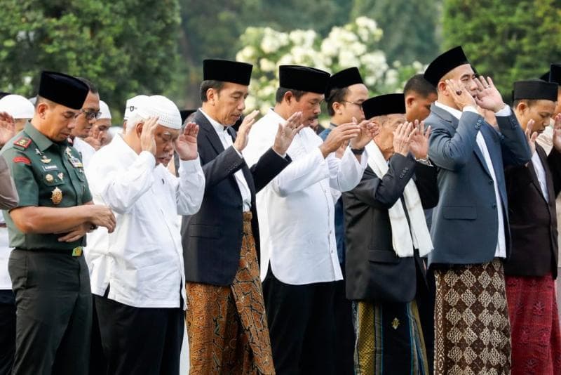 Presiden Joko Widodo melaksanakan salat Id di Kawasan Simpanglima Semarang, Senin (17/6/2024). (Humas Pemprov Jateng)