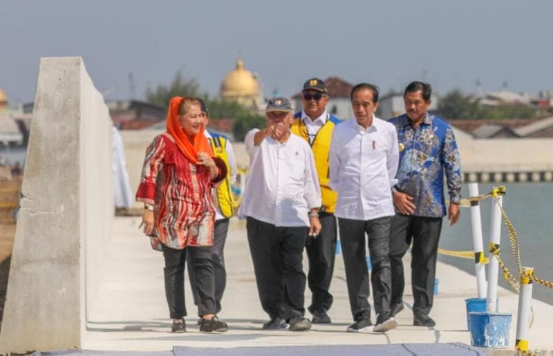 Presiden Jokowi mengecek progres proyek pengendalian banjir di Tambak Lorok, Kota Semarang, Senin (17/6/2024). (Humas Pemprov Jateng)