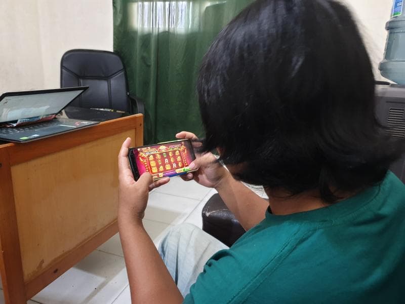 Anak yang kecanduan judi online seringkali menggunakan uang saku dari orang tua untuk deposit. (Kba.one/Try Vanny)