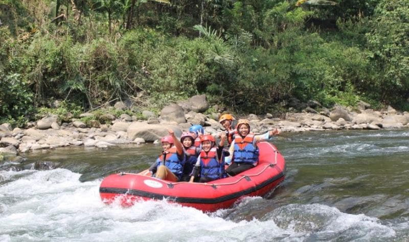 Salah satu sungai yang 'menjepit' wilayah Desa Kecepit jadi lokasi wisata arung jeram. (Googleuser/Rizal Budi Santoso)