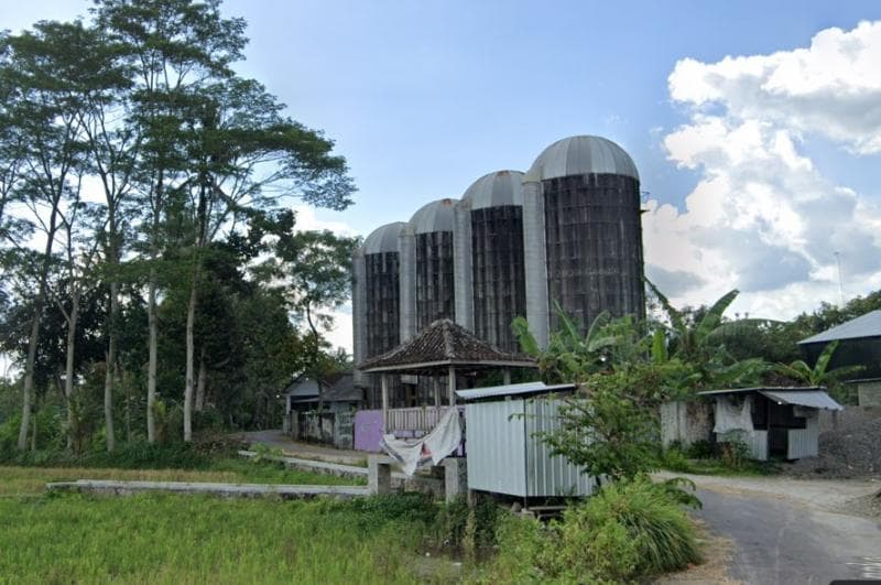 Bangunan mirip markas Power Rangers yang ternyata adalah Pabrik Susu Karangnongko di Klaten. (Google Street View)