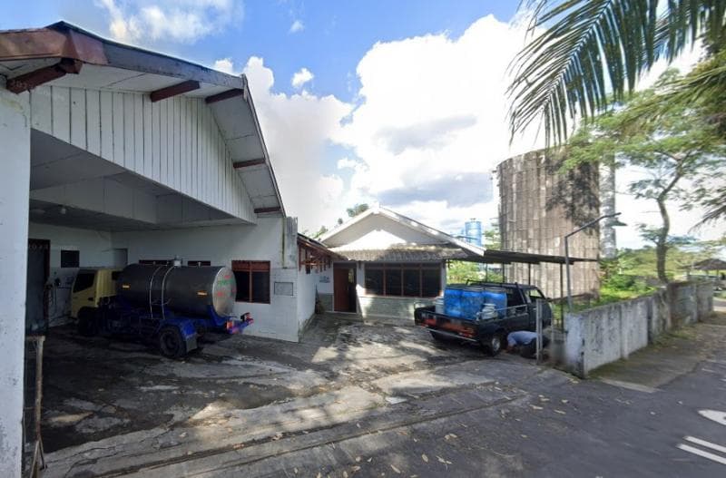 Menara tersebut bagian dari Pabrik Susu Karangnongko. (Google Street View)