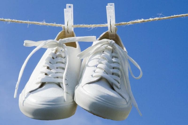 Hindari menjemur sepatu di bawah sinar matahari langsung. (verywellfit)