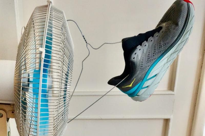 Kamu bisa menggunakan kipas angin untuk mengeringkan sepatu. (via Blibli)