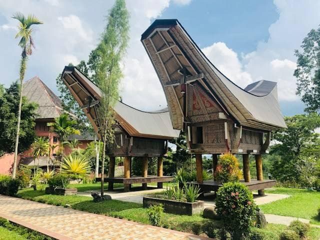 Rumah adat Tongkonan menyimpan filosofi dalam tentang kehidupan dan kematian. (Unsplash)