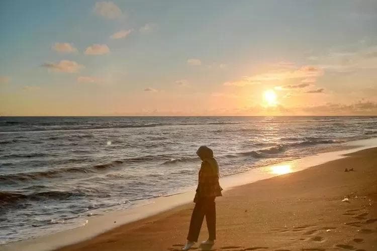 Kamu bisa berburu sunset yang cantik di Pantai Cangkring. (Instagram/@dinisawijaya)