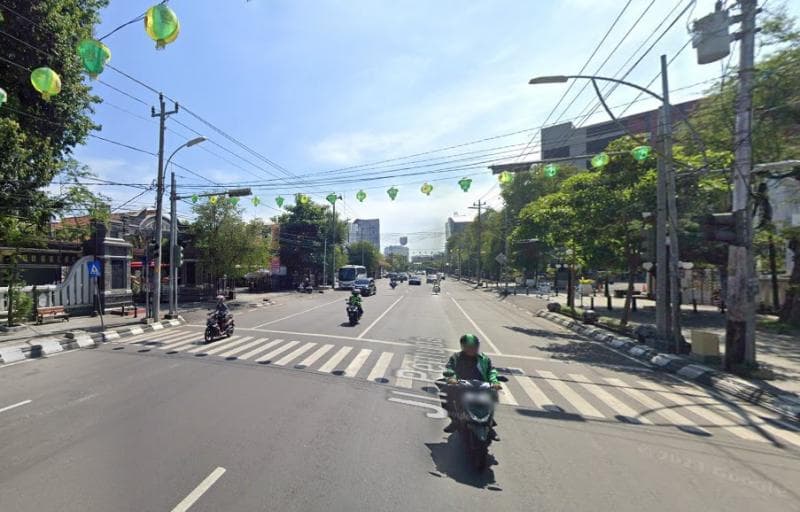 Keberadaan Pelican Crossing di depan SMA 3 Semarang bikin semua orang mudah menyeberang jalan. (Google Street View)