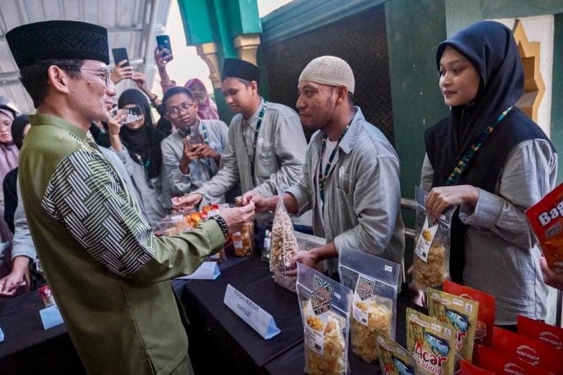 Sandiaga Uno berpesan agar santri memanfaatkan teknologi digital. (Kemenparekraf)