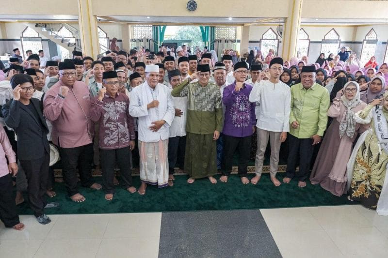 Menteri Pariwisata dan Ekonomi Kreatif/Kepala Badan Pariwisata dan Ekonomi Kreatif (Menparekraf/Kabaparekraf), Sandiaga Salahuddin Uno berfoto bersama ketika mengunjungi Pondok Pesantren (Ponpes) Al Huda, Gorontalo. (Kemenparekraf)