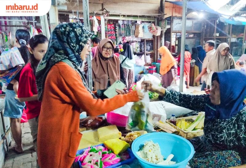 Perlu mengantre untuk membeli turuk bintul di Pasar Welahan.&nbsp;(Inibaru.id/ Alfia Ainun Nikmah)
