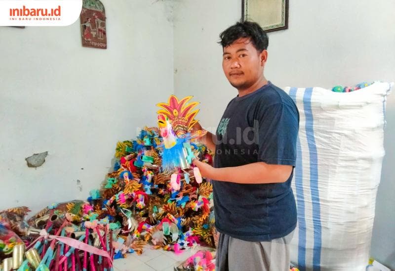 Othok-othok menjadi salah satu komoditas banyak dicari di sentra mainan anak di Jepara. (Inibaru.id/ Alfia Ainun Nikmah)