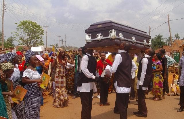 Ritual pemakaman di Ghana memang meriah. (Sankofonline)