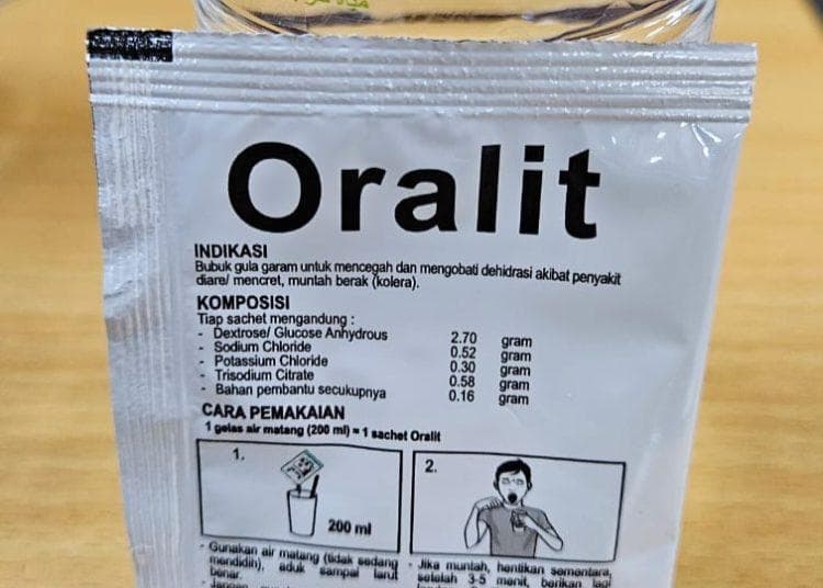 Jemaah haji diimbau membuat larutan 1 sachet oralit dalam 600cc air minum untuk menjaga kelembaban saluran napas bagian atas. (Kemenkes)