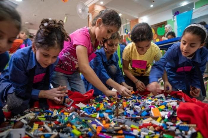 Lego membagikan mainannya untuk anak-anak kurang mampu. (Unicef/Jordan)