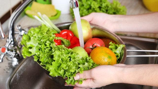 Pastikan untuk mencuci bahan makanan sebelum diolah. (Shutterstock)