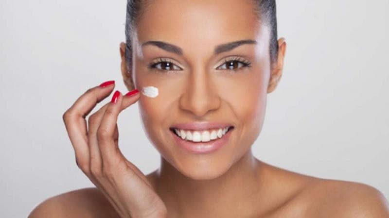 Hybrid sunscreen lebih ringan dan aman untuk kulit sensitif. (Shutterstock)