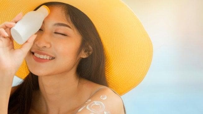 Karena ringan, hybrid sunscreen nggak meninggalkan white cast. (Shutterstock)