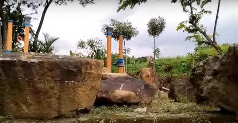 Watu Tanggal yang dipenuhi dengan angka-angka penanggalan. (YouTube Mbah Dengah Dengah)