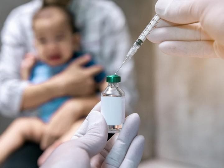 Kemenkes mengklaim pemberian vaksin ganda nggak membawa efek kesehatan kronis. (Via Haibunda)