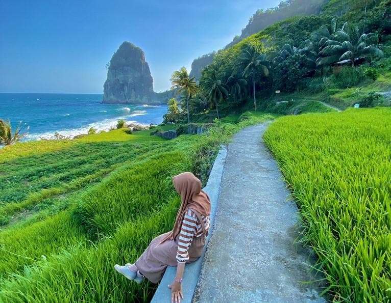 Kala Hijaunya Sawah dan Birunya Laut Bertemu di Pantai Pangasan Pacitan