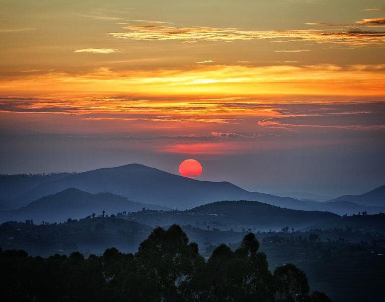Rwanda memiliki dataran tinggi pedalaman yang terdiri dari bukit-bukit dan lembah-lembah. (Bafageh)