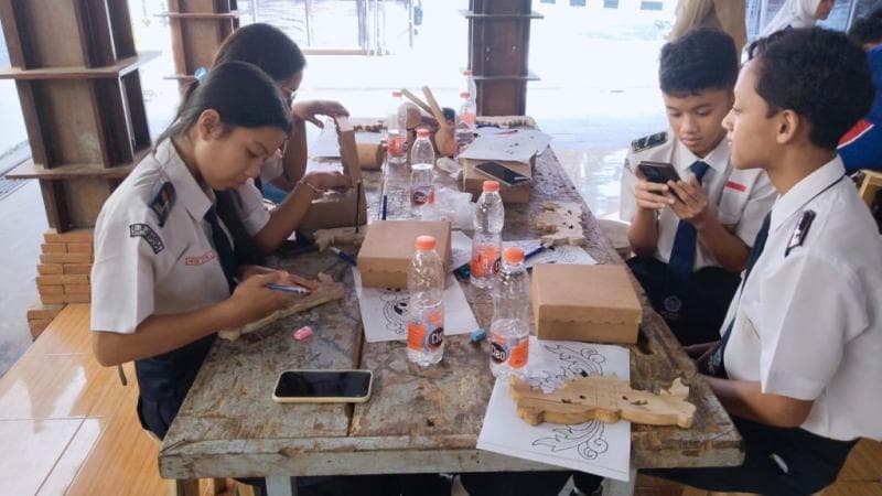 Para siswa SMP tengah belajar mengukir di Museum Kartini Jepara. (Disbudpar Jepara)