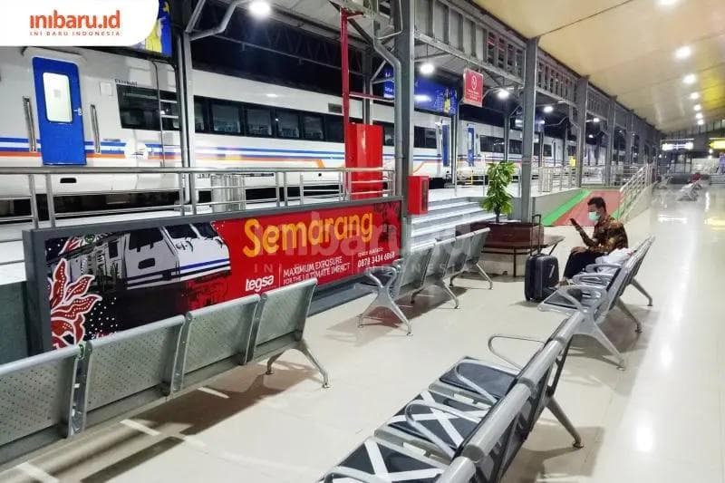 Penumpang stasiun kereta api di Semarang. (Inibaru.id/Triwanda Tirta Aditya)