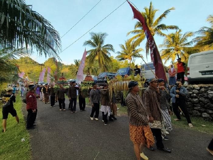 Tradisi Labuhan Ageng di Pantai Sembukan digelar untuk menyambut Satu Suro. (Dinaspdank.wonogirikab)