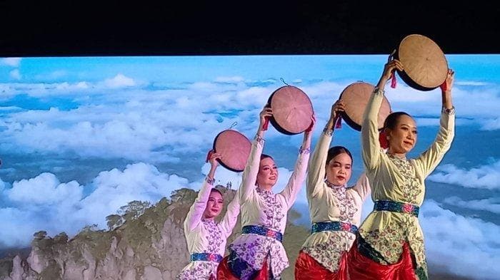 Tari Cahya merupakan ciptaan maestro tari Didik Nini Thowok. (via Tribunnews)&nbsp;