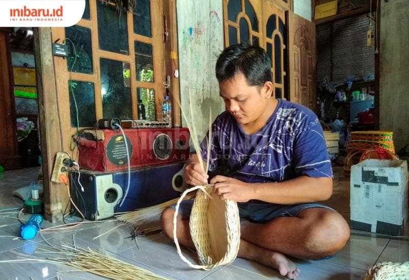 Keahlian Arif Musyafa' didapatkan dengan bekerja di rumah tetangganya.