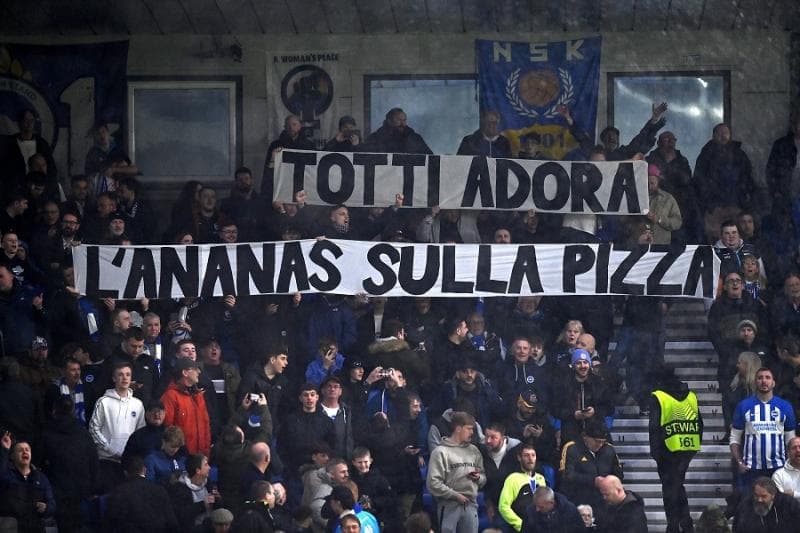 Fans sepak bola Inggris mengolok-olok fans sepak bola Italia dengan tulisan topping nanas di atas piza. (X/ODDSbible)