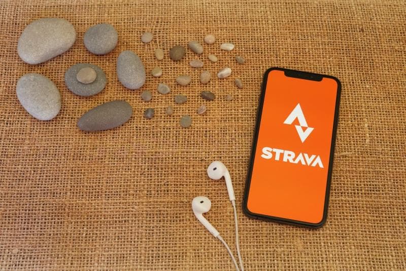 Strava merupakan aplikasi populer yang digunakan untuk melacak aktivitas fisik seperti berlari atau bersepeda. (Shutterstock)