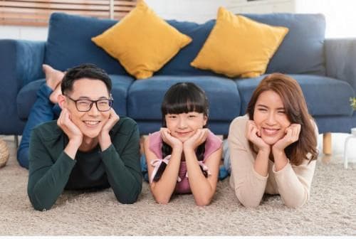 Ibu bahagia kunci keluarga bahagia. (Freepik)