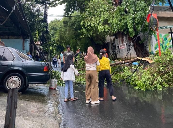 Hujan di Jakarta pada Rabu (3/7/2024) disertai dengan angin kencang. (X/greywinterkwp)